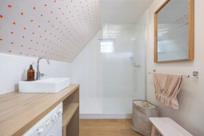 Badewanne, Haartrockner, Handtücher