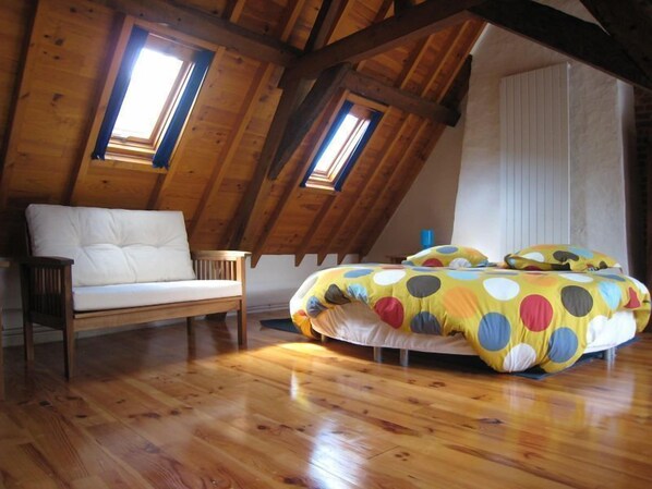 3 bedrooms, iron/ironing board, free WiFi, bed sheets