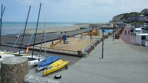 A beachside promenade with a playground, a boat ramp, and a view of the sea. - From 98€/jour, 5mns walk to fine sand at M Basse, Jard, 7pers+BB, heating included (Veules-Les-Roses)