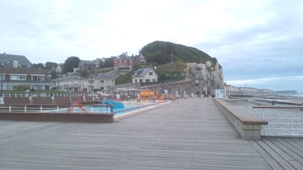 A wooden boardwalk leading to a cliff with a swimming pool and beach in the background. - From 98€/jour, 5mns walk to fine sand at M Basse, Jard, 7pers+BB, heating included (Veules-Les-Roses)