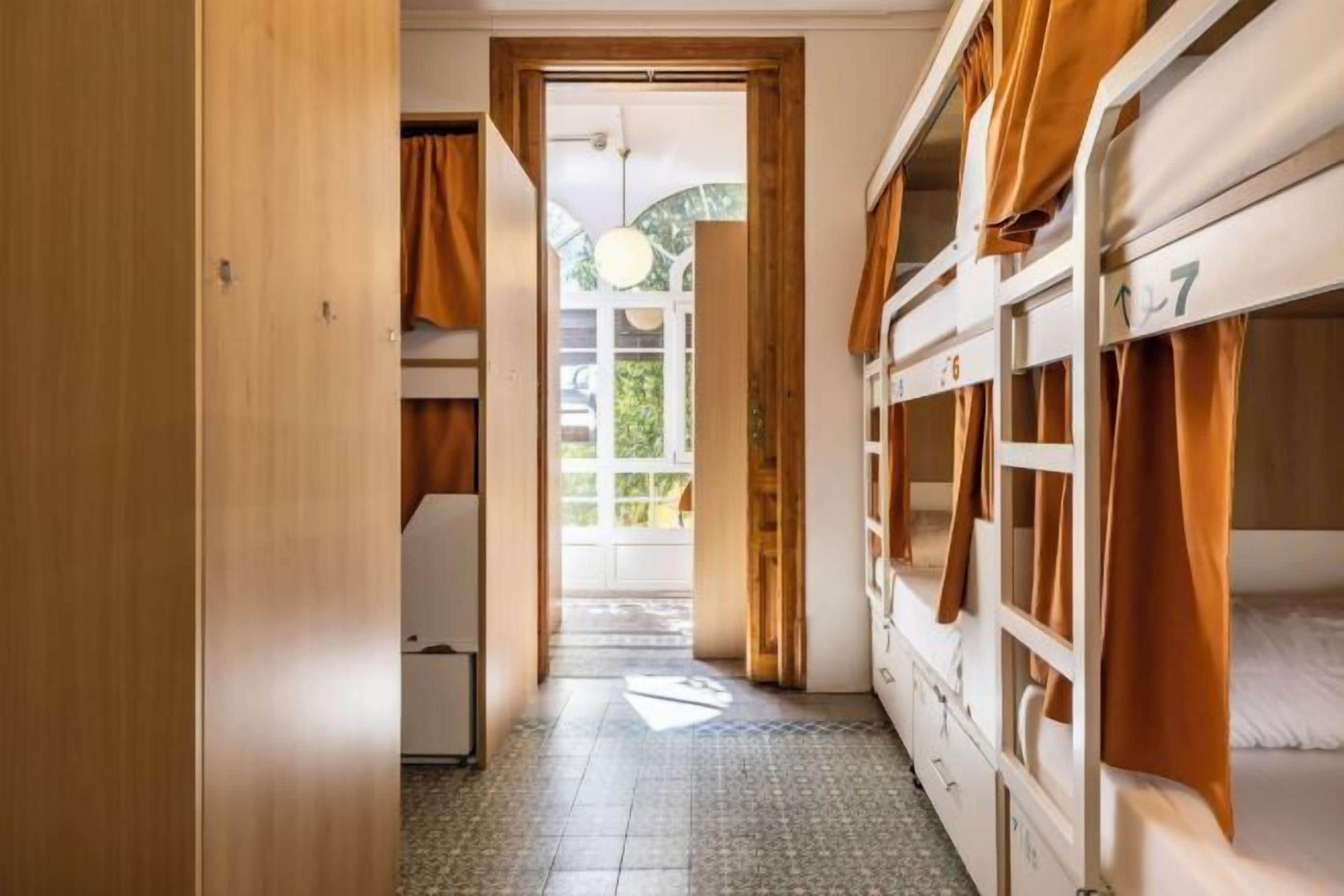 Mörkläggningsgardiner, ljudisolering, gratis wi-fi och sängkläder