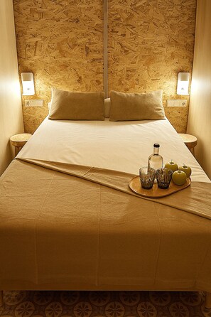 Superior Quadruple Room, Private Bathroom | Blackout drapes, soundproofing, free WiFi, bed sheets - The Loft House Barcelona (Barcelona)