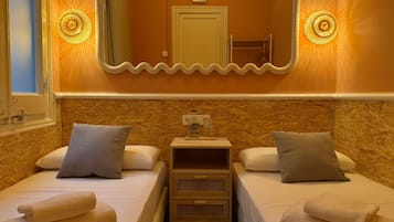 Tweepersoonskamer, gemeenschappelijke badkamer | 1 slaapkamer, verduisterende gordijnen, geluiddichte muren, gratis wifi