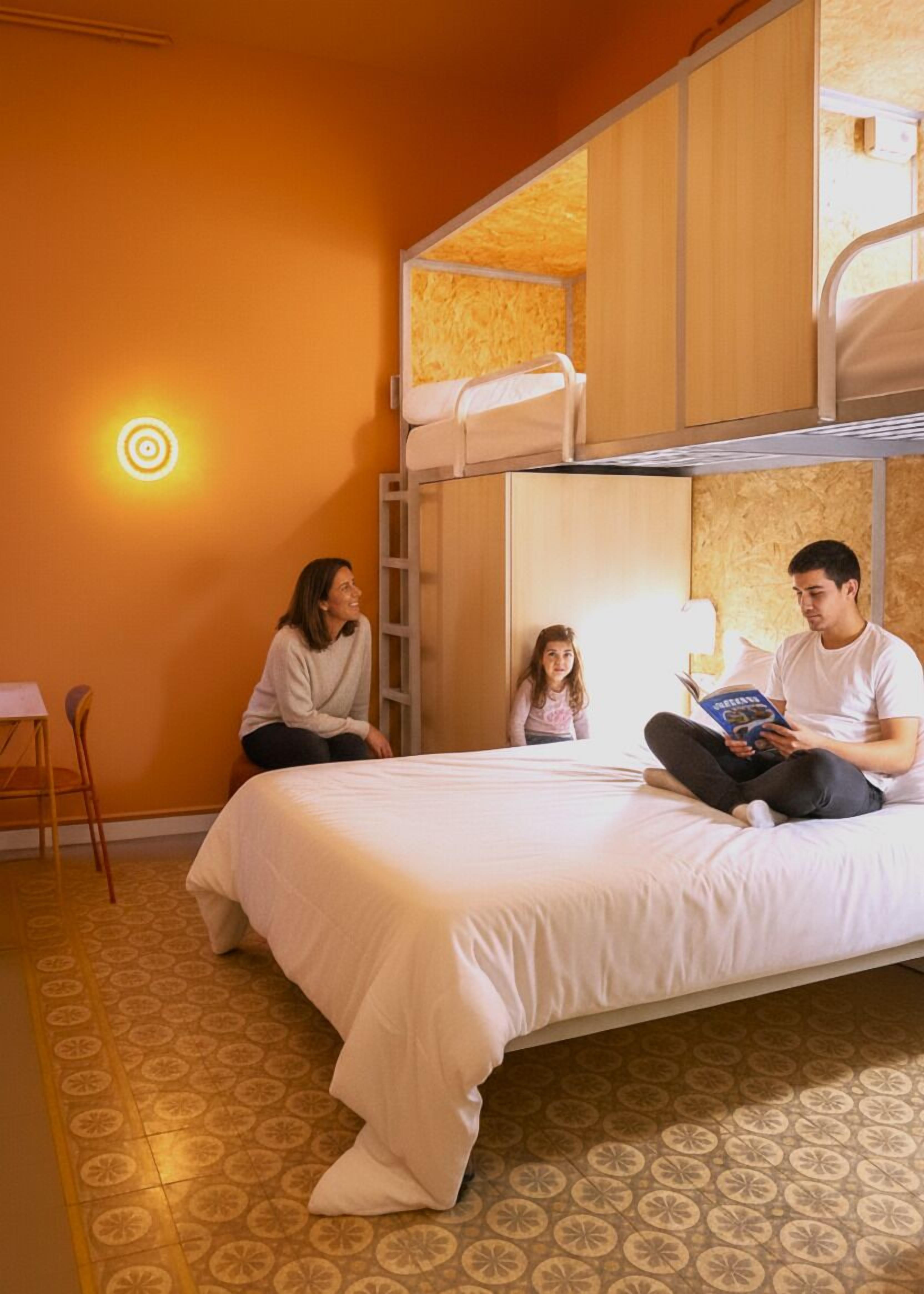 Quarto quádruplo superior, banheiro privativo | Cortinas blackout, quartos à prova de som, Wi-Fi de cortesia