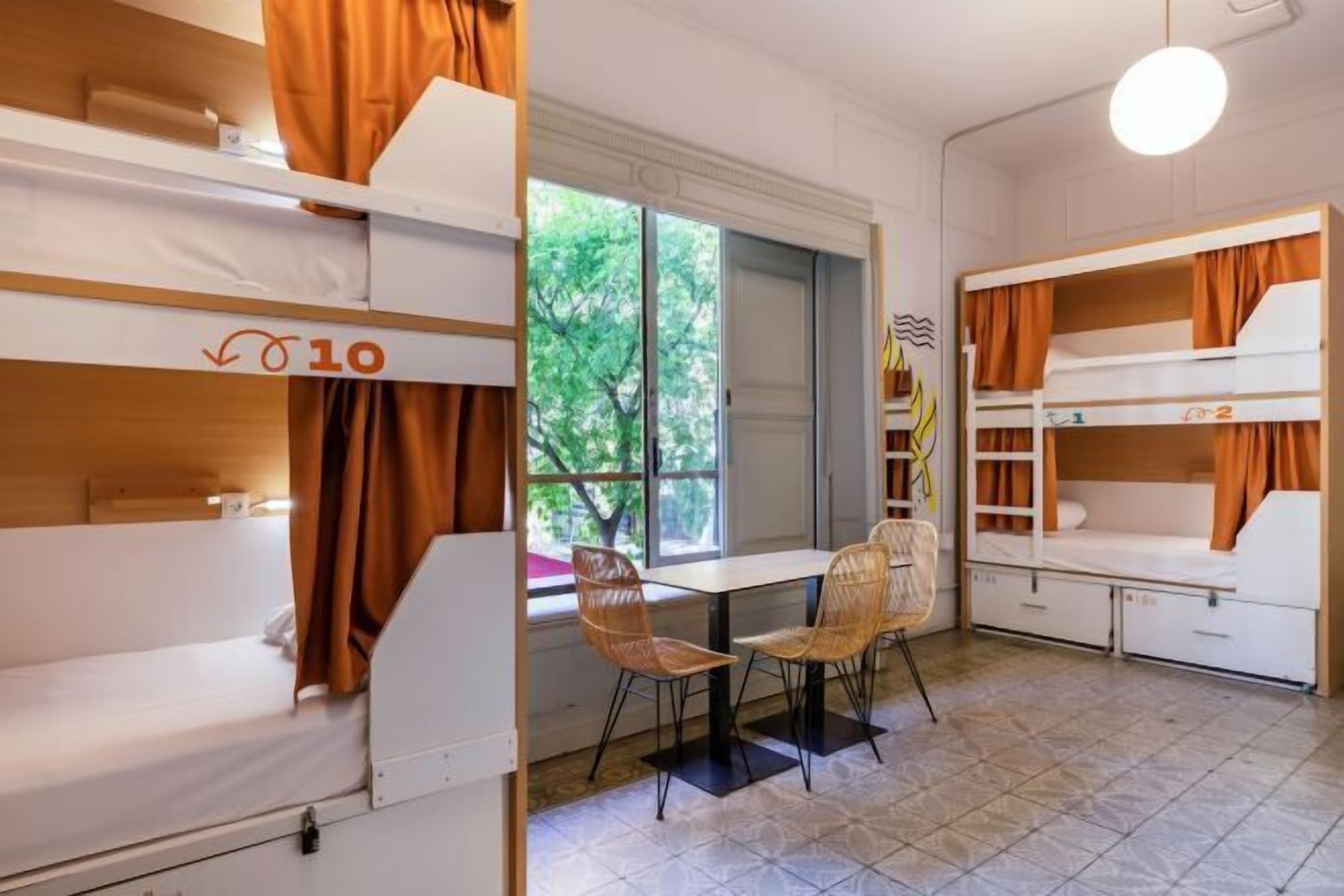 Mörkläggningsgardiner, ljudisolering, gratis wi-fi och sängkläder