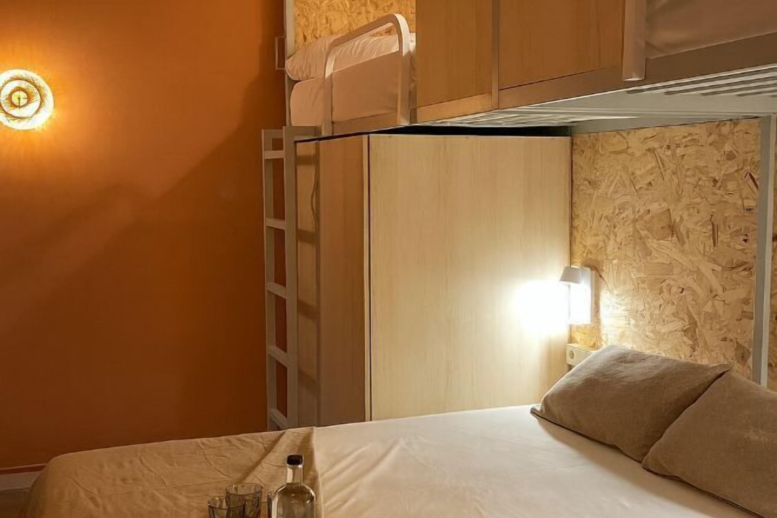 Mörkläggningsgardiner, ljudisolering, gratis wi-fi och sängkläder