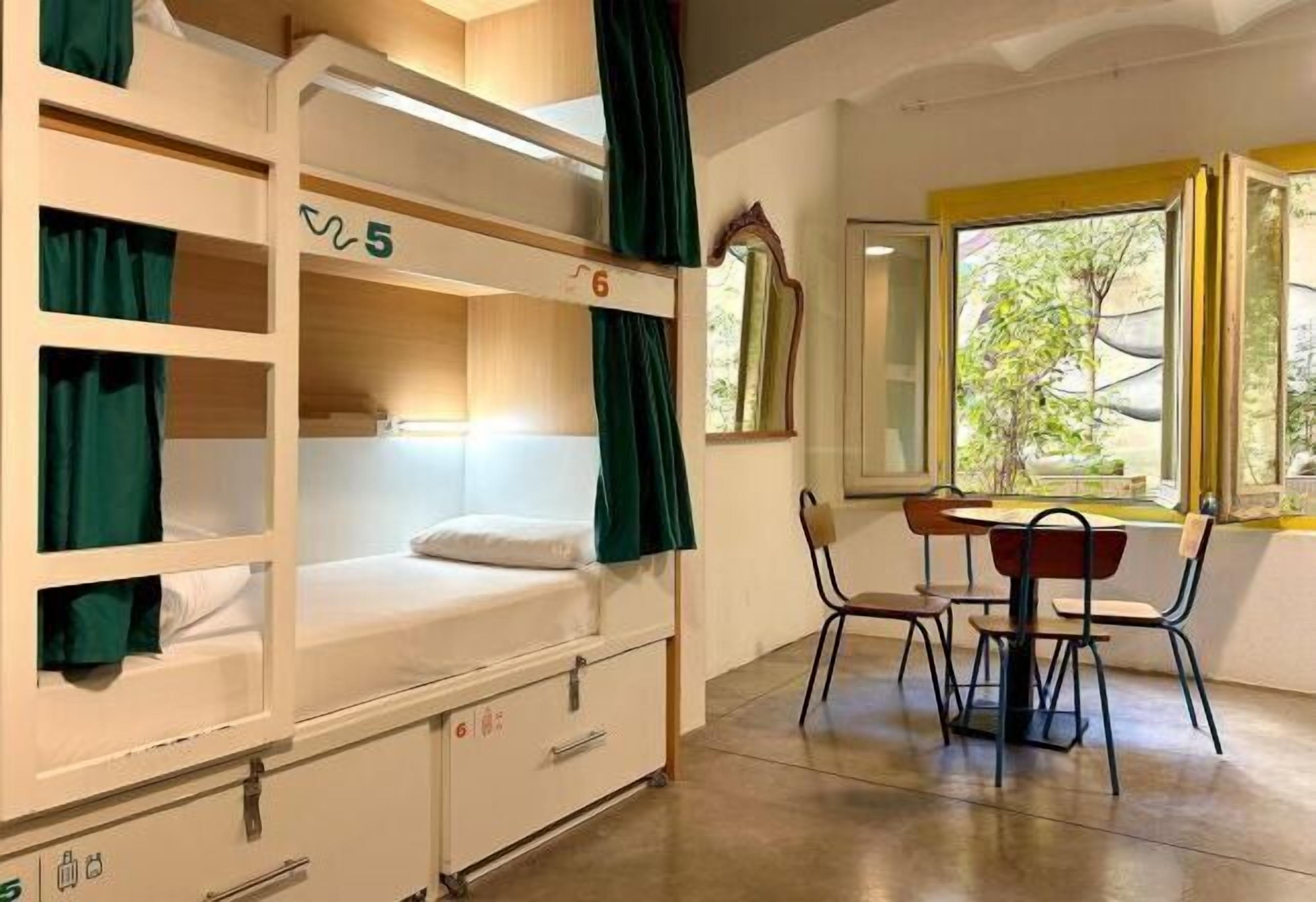 Mörkläggningsgardiner, ljudisolering, gratis wi-fi och sängkläder