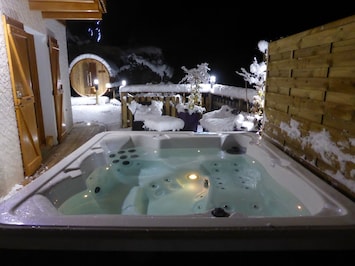 Jacuzzi trÚs apprécié aprÚs une journée de ski .