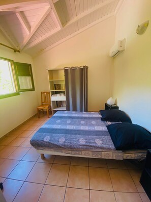 2 habitaciones, tabla de planchar con plancha y ropa de cama 