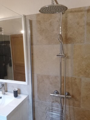 Bathtub, hair dryer, towels, soap - Provencal gite with all comforts, swimming pool, in a quiet property (grospierres)