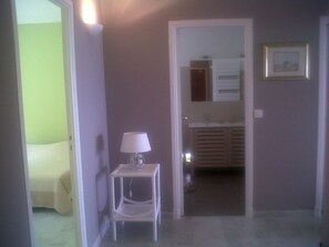 2 bedrooms, iron/ironing board, WiFi