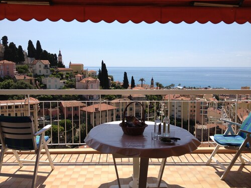 Appartement avec terrasse et vue splendide dans coeur historique de Menton