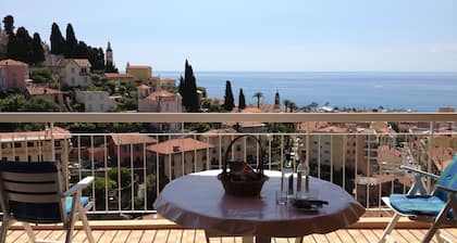 Appartement avec terrasse et vue splendide dans coeur historique de Menton