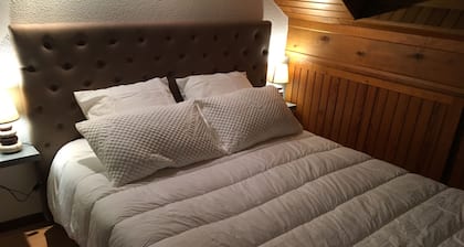 Beau triplex avec balcon et vue sur la montagne, proche ski- ACCĂS WIFI