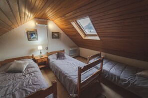 3 habitaciones, tabla de planchar con plancha y cuna de viaje 