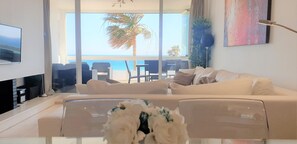 Älytelevisio, pöytätennispöytä, kirjoja, stereot