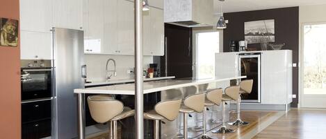 Kühlschrank, Mikrowelle, Ofen, Herdplatte