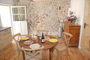 Dining - Charming and comfortable loft-style gîte*** near Vichy for 4 to 5 people (Châteldon)