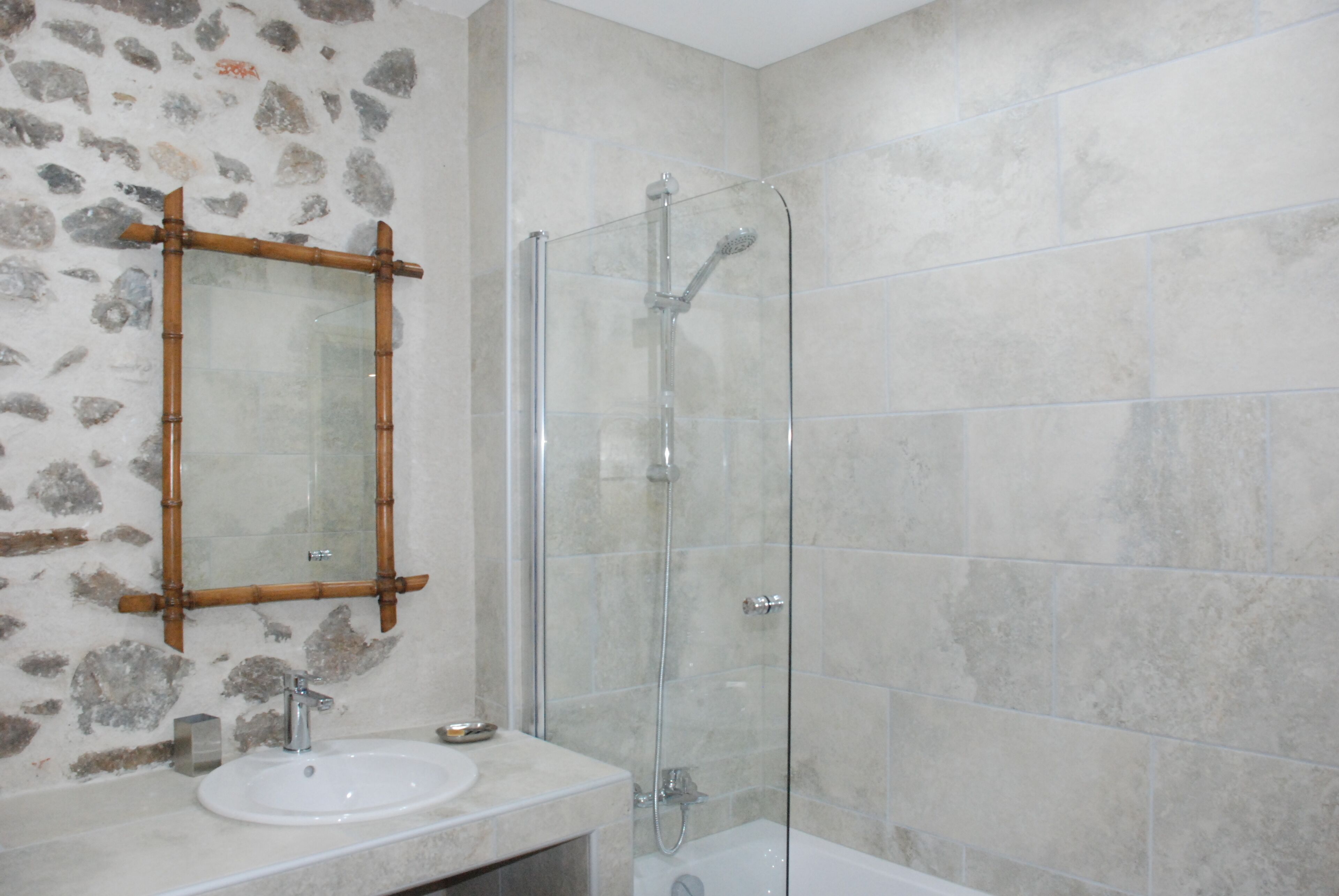 Ensemble douche/baignoire, sèche-cheveux, savon