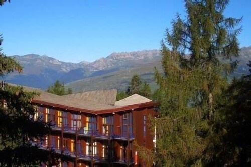 Arcs 1800, 2 bedrooms, sleeps 5, close to slopes, balcony with Mont-Blanc view