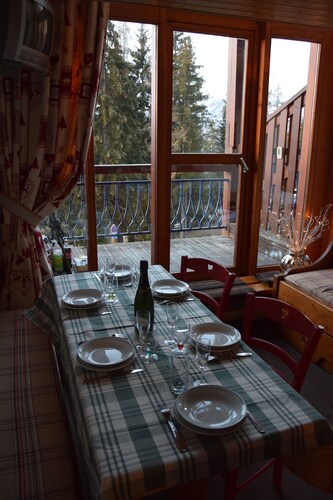 Arcs 1800, 2 bedrooms, sleeps 5, close to slopes, balcony with Mont-Blanc view