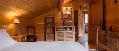 5 habitaciones, tabla de planchar con plancha y cuna de viaje