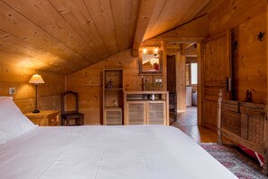 5 bedrooms, iron/ironing board, travel cot, free WiFi