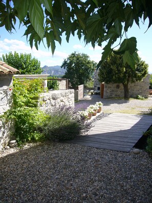 المنطقة المحيطة بالمنشأة