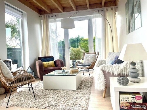 Bright house with garden and spa, 100 m from the beach. Pets welcome.