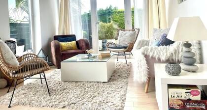 Bright house with garden and spa, 100 m from the beach. Pets welcome.