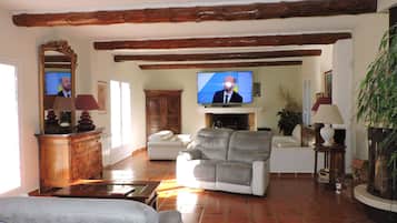 Televisio, takka, DVD-soitin, pöytätennispöytä