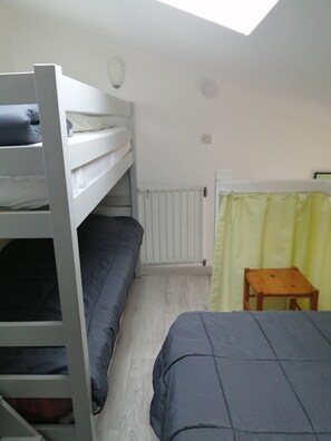 2 habitaciones, tabla de planchar con plancha y cuna de viaje 