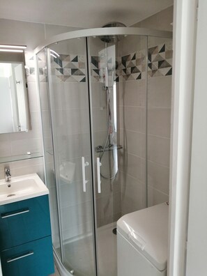 Dusche, Haartrockner, Seife, Toilettenpapier