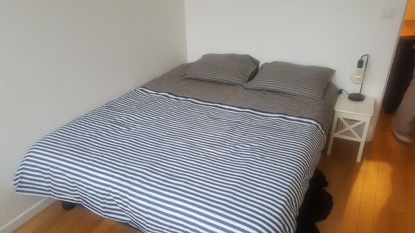 2 عدّة غرف نوم ومكواة/لوح كي وواي فاي مجانًا وملاءات أسرّة