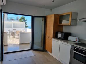 Fridge, microwave, oven, stovetop - Villa d'ARCHITECTE, Sur les hauteurs, VUE MER, calme, TERRASSE 360°.   (casal mota)