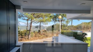A modern kitchen with a large window overlooking a scenic landscape. - Villa d'ARCHITECTE, Sur les hauteurs, VUE MER, calme, TERRASSE 360°.   (casal mota)