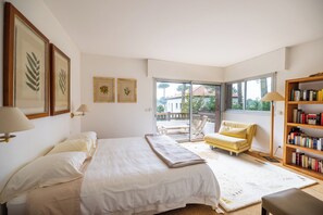 5 bedrooms, desk, iron/ironing board, travel crib