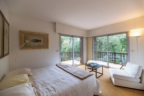 5 bedrooms, desk, iron/ironing board, travel crib