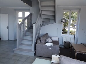 Tv, pejs, dvd-afspiller, bøger