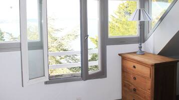 6 bedrooms, desk, iron/ironing board, travel crib