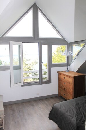 6 bedrooms, desk, iron/ironing board, travel crib - House with exceptional view and direct access to the sea (Lancieux)