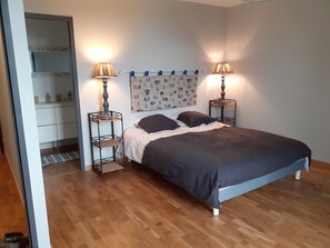 6 bedrooms, desk, iron/ironing board, travel cot