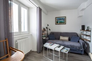 TV, books - SPECIAL 2025 promotion- 10 % App T2, classified 2*, renovated, re-equipped, quiet, (EMBRUN)