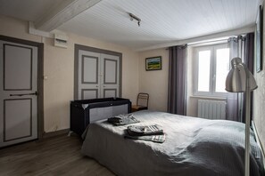 1 Schlafzimmer, Schreibtisch, Bügeleisen/Bügelbrett, Reisekinderbett