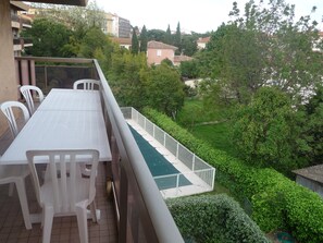 Outdoor dining - Apartment near sea and historic center with swimming pool (Fréjus)