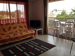 TV, computer monitors - Apartment near sea and historic center with swimming pool (Fréjus)