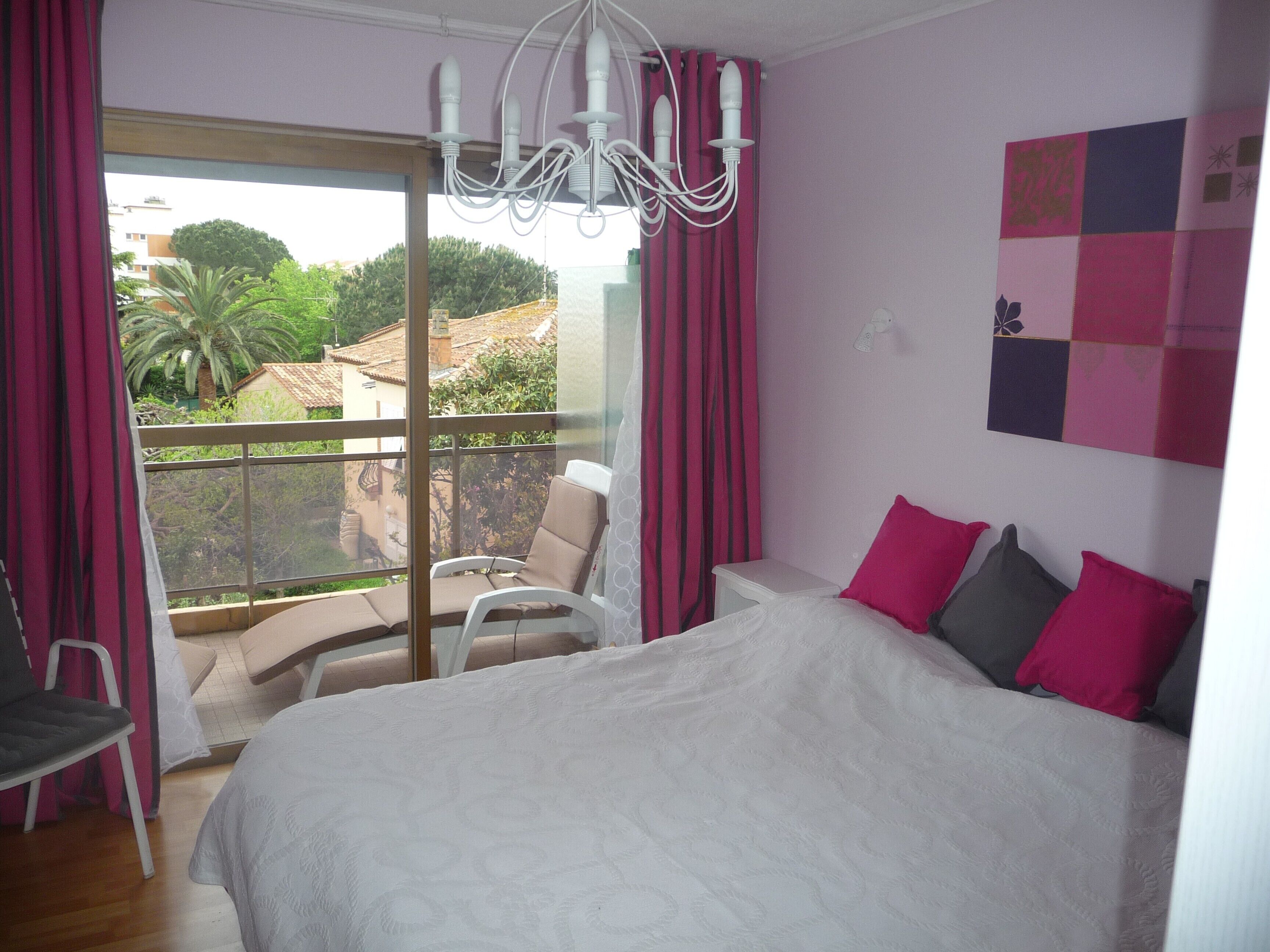 2 slaapkamers, een strijkplank/strijkijzer, reisbedje, gratis wifi