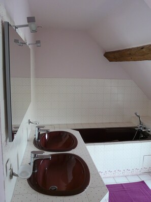 Duschwanne, Haartrockner, Handtücher, Toilettenpapier