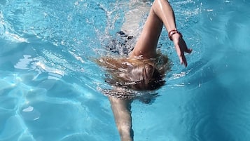 Een binnenzwembad en een verwarmd zwembad