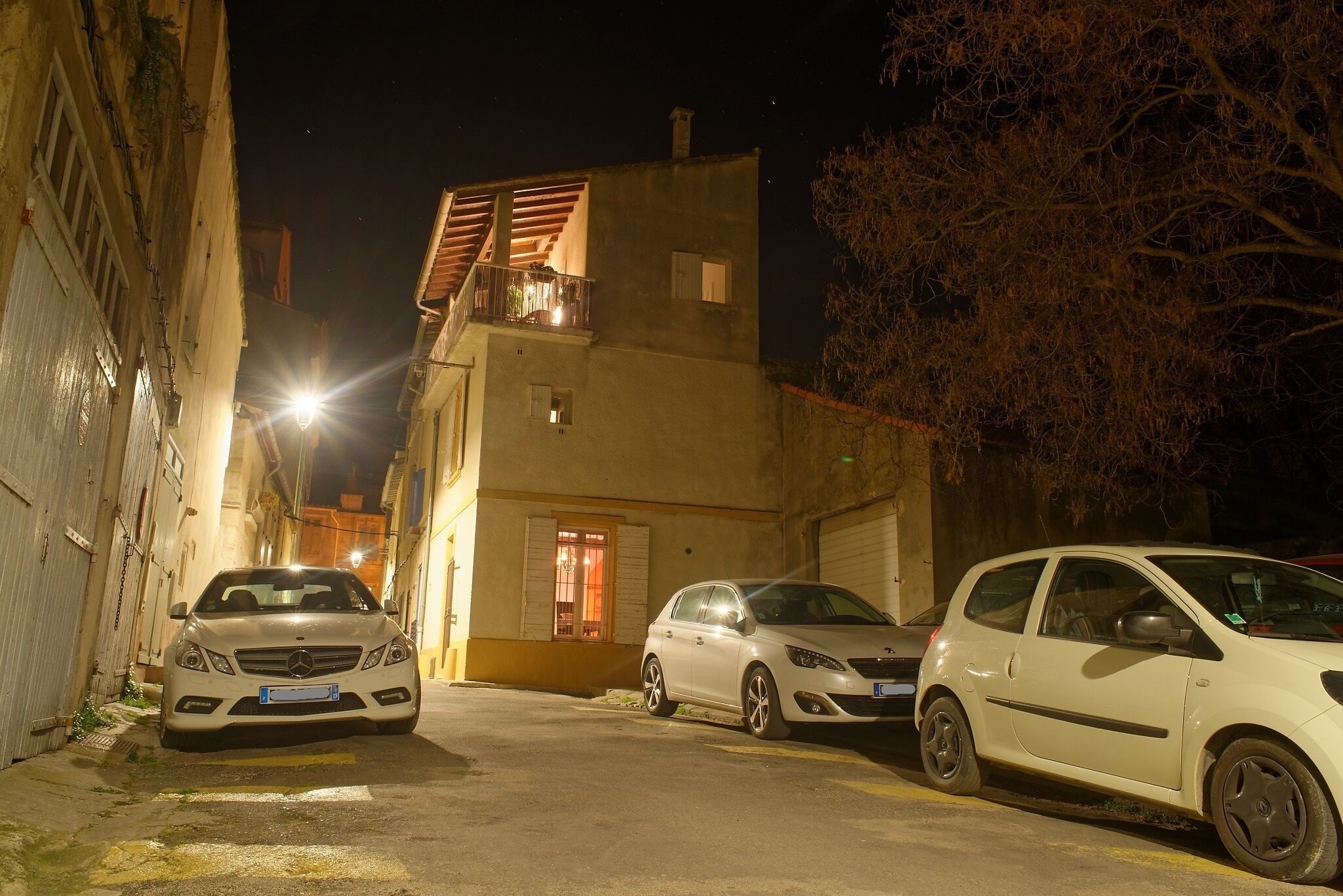 quelques places pour se garer,à coté de la maison